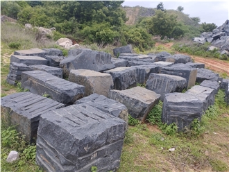 Ashma Black Granite Blocks
