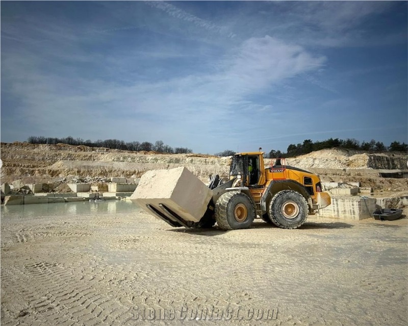 Crema Luna Limestone Blocks