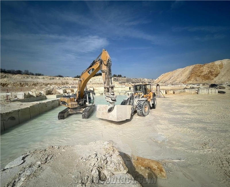 Crema Luna Limestone Blocks