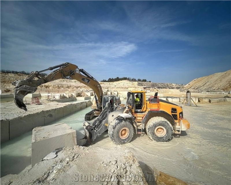 Crema Luna Limestone Blocks