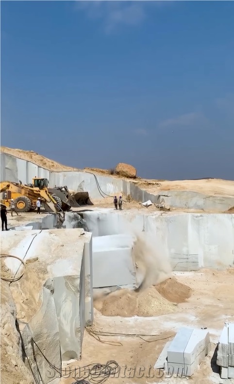 Cinza Caraculo Granite Quarry