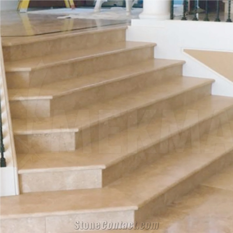 CLASSIC TRAVERTINE STAIRS