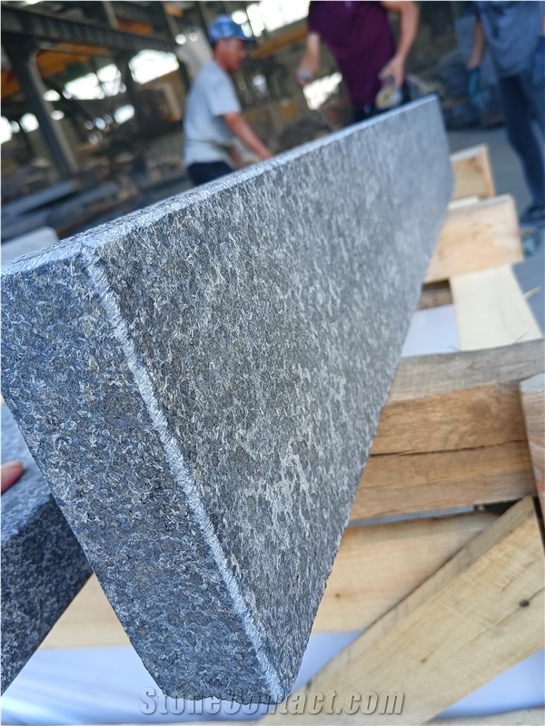 G684 Fuding Black Basalt Flamed Kerbstone