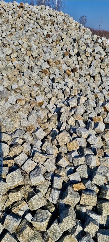 Grey-Yellow Granite Cobblestones Rough-Split