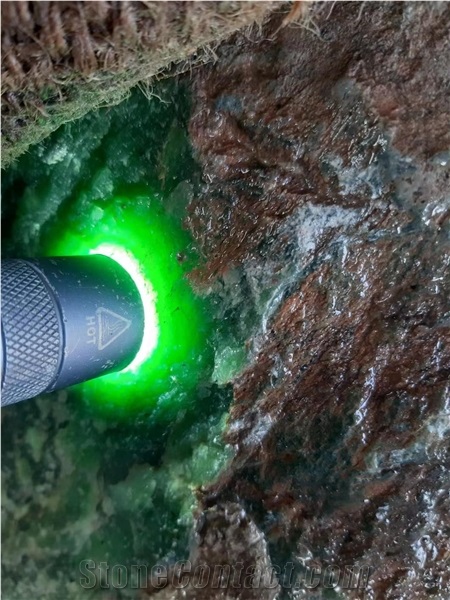 green nephrite stone