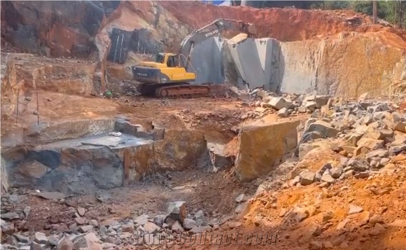 MU Black Granite Blocks From Quarry