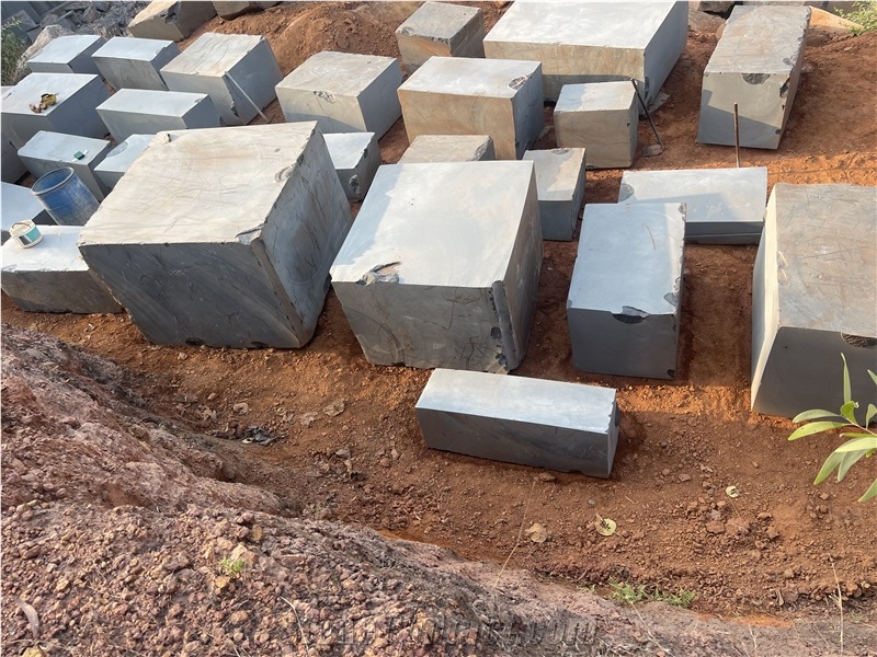 MU Black Granite Blocks From Quarry