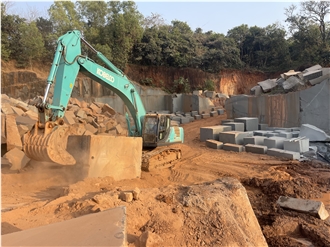 MU Black Granite Blocks From Quarry
