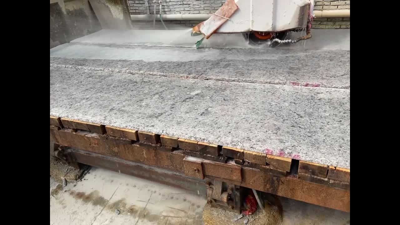 Spray White Granite Tiles And Slabs
