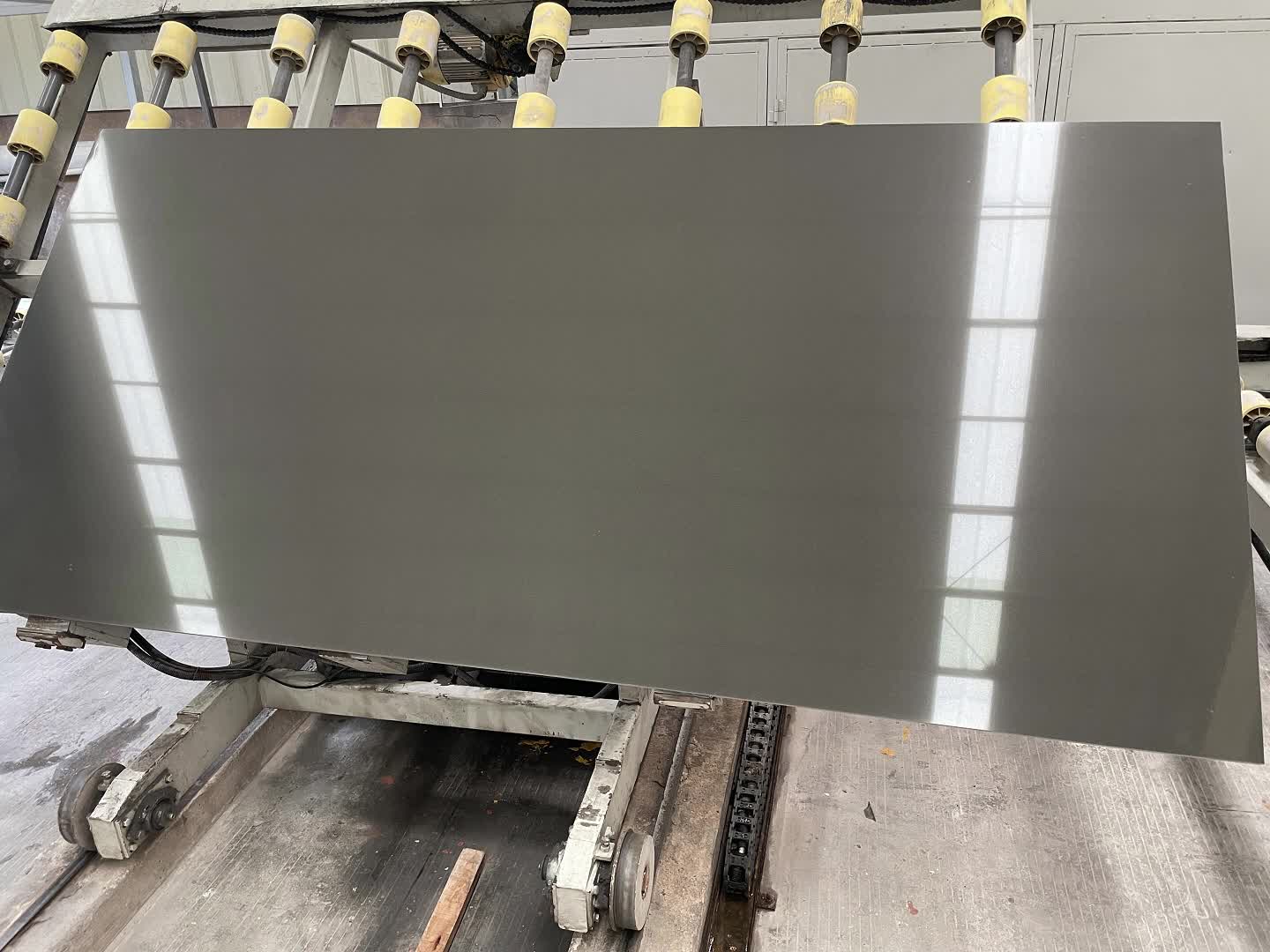 Dark Grey And Green  Quartz Slabs